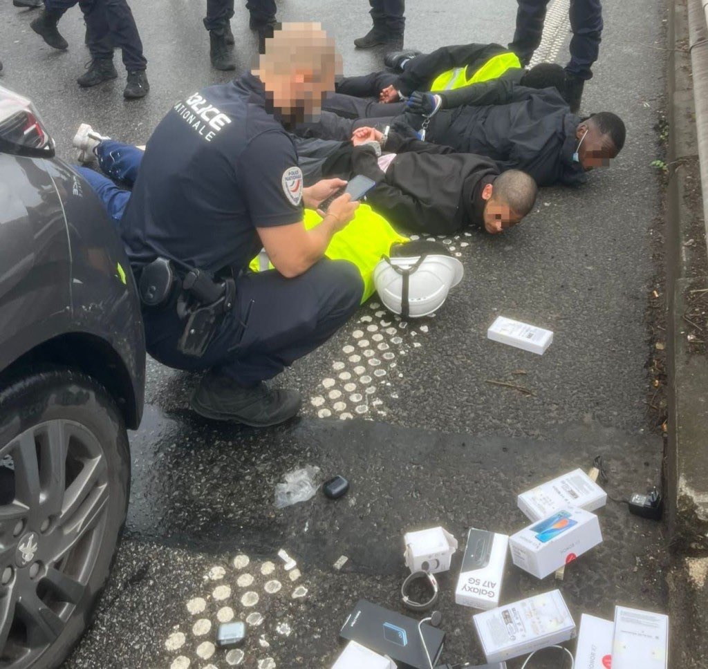 Francja: Neuilly-sur-Seine. Uzbrojeni napastnicy napadli na sklep z telefonami