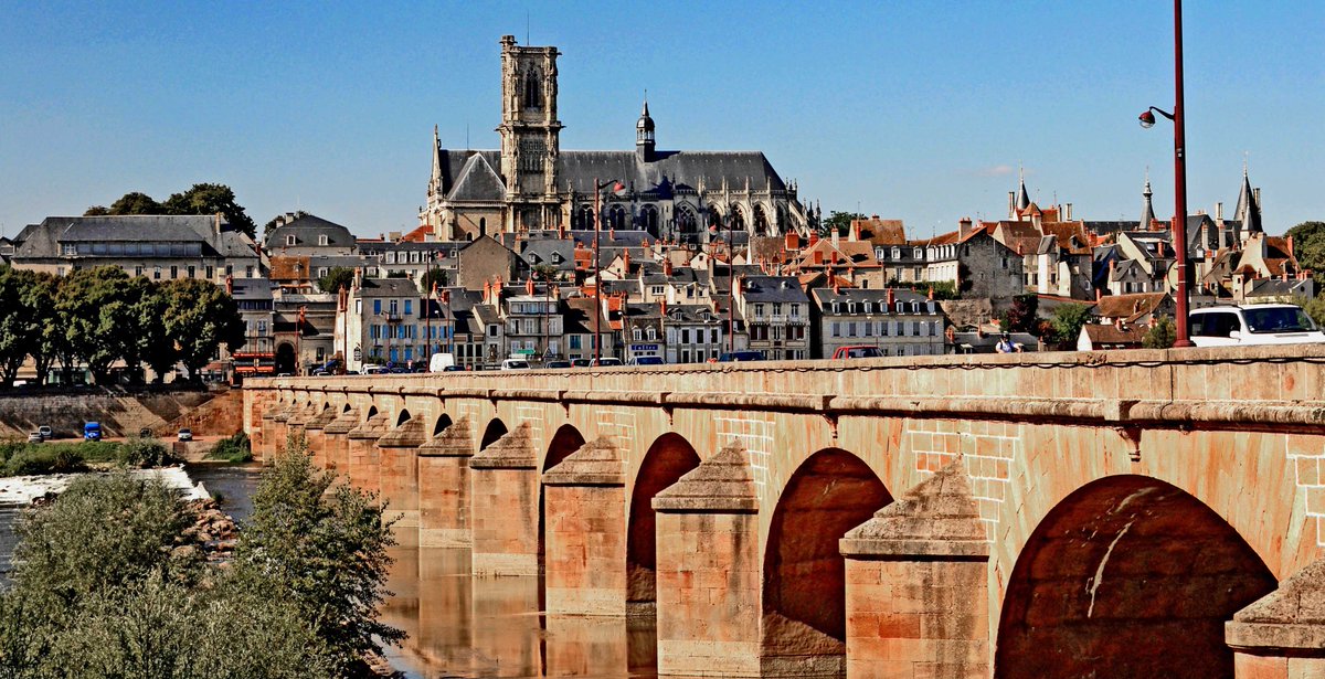 Francja: Nevers. Imigrant z Komorów zabija nastolatka nożem, miał długą kartotek