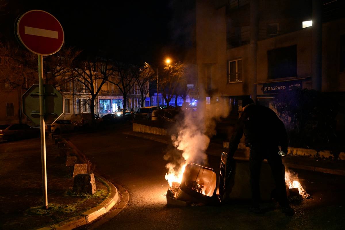 🇫🇷Francja: Nevers. Seria podpaleń i aktów wandalizmu w dzielnicy Rotonde w odwecie za akcję antynarkotykową