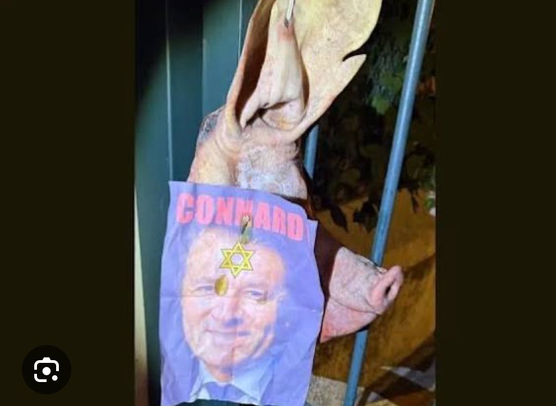 Francja: Nicea. Świński łeb zawieszono na bramie domu mera