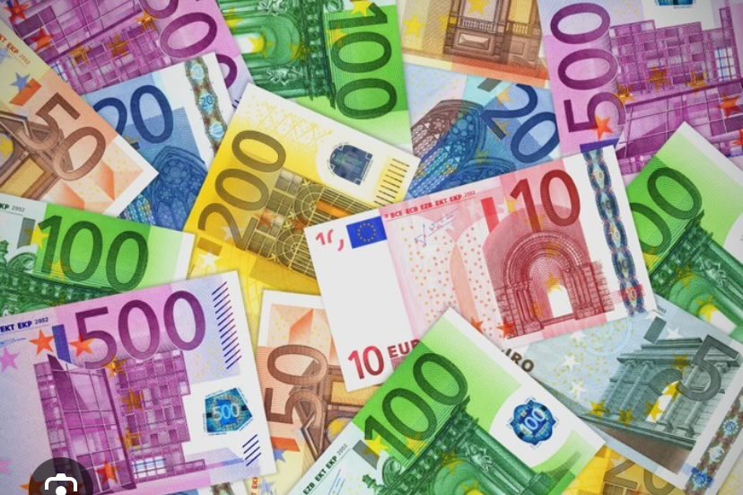 Francja: Niepełnosprawna pracownica transportu sprzeniewierzyła 600 tys. euro dla nielegalnego imigranta