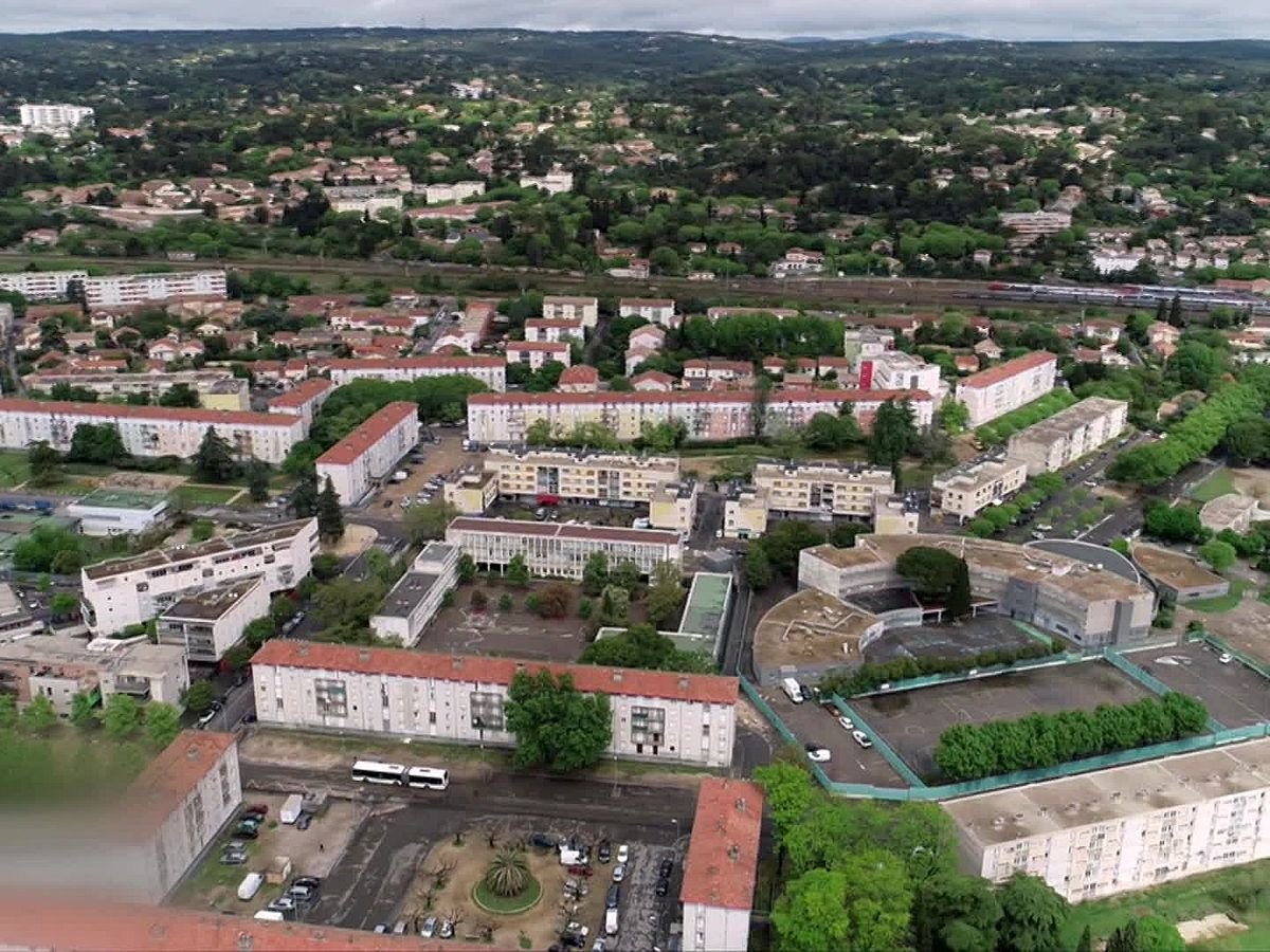 Francja: Nîmes. Policjanci ostrzelani podczas kontroli punktu narkotykowego na blokowisku