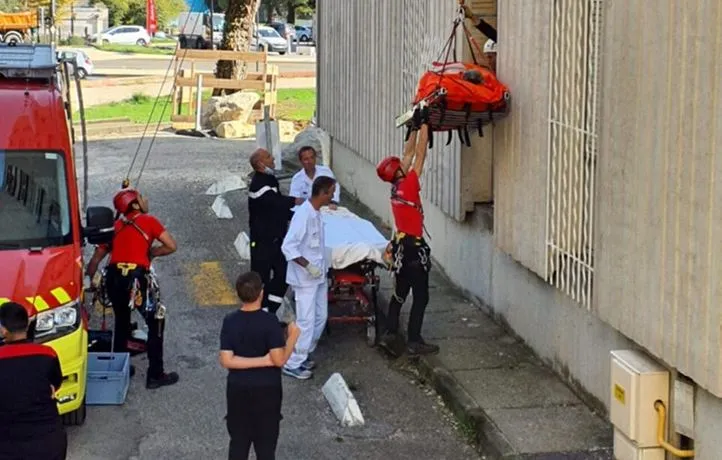 Francja: Nîmes. Strażacy wyciągnęli przez okno otyłego mężczyznę z mieszkania