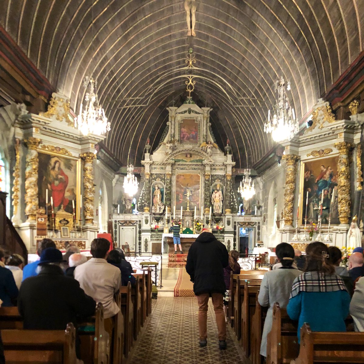 Francja: Normandia. Autor publikuje zdjęcie widokowe wsi