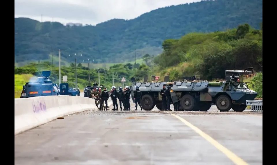 Francja: Nowa Kaledonia. Żandarmi usunęli blokady drogowe między Nouméa a lotnis