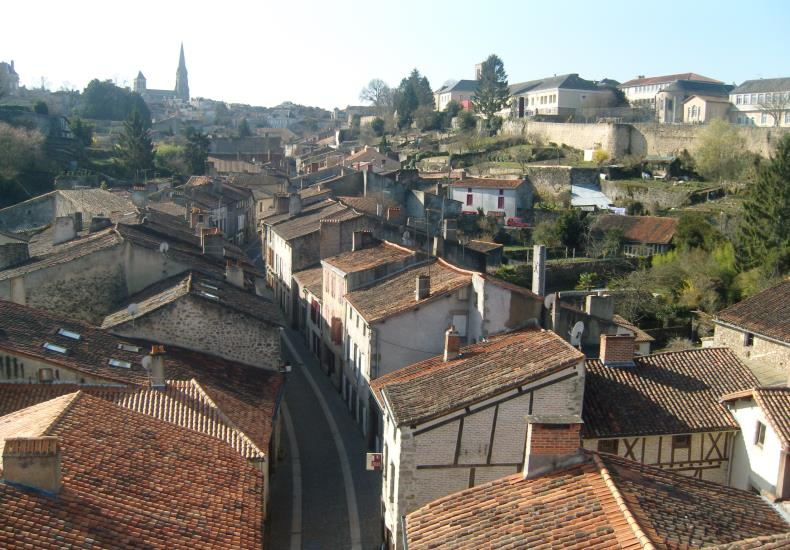 Francja: Parthenay. Napastnicy z nożami i maczetami przyjechali pod liceum po ucznia