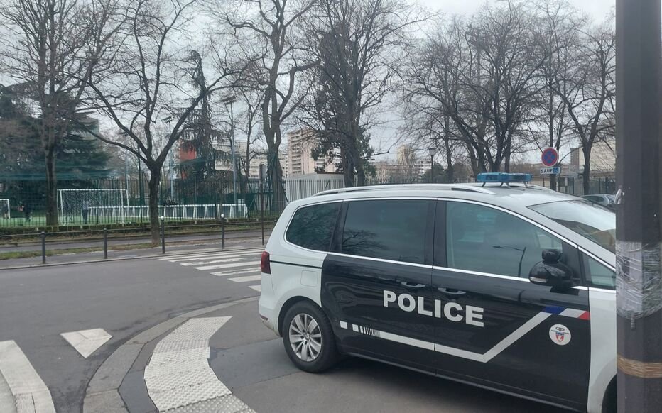 Francja: Paryż. 16- i 17-latek zasztyletowali 14-latka za komórkę, chłopiec zmarł
