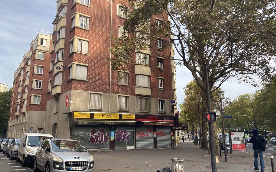 Francja: Paryż. 88-latka z poderżniętym gardłem, podejrzenie pada na osobę, któr