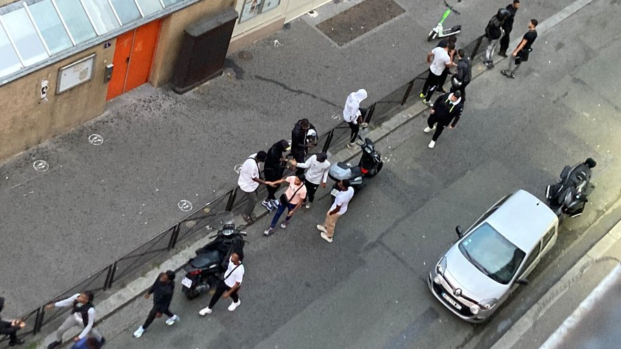 🇫🇷Francja: Paryż. Dealerzy okupują ulicę przyszkolną w Belleville, mieszkańcy: „To piekło, są uzbrojeni”