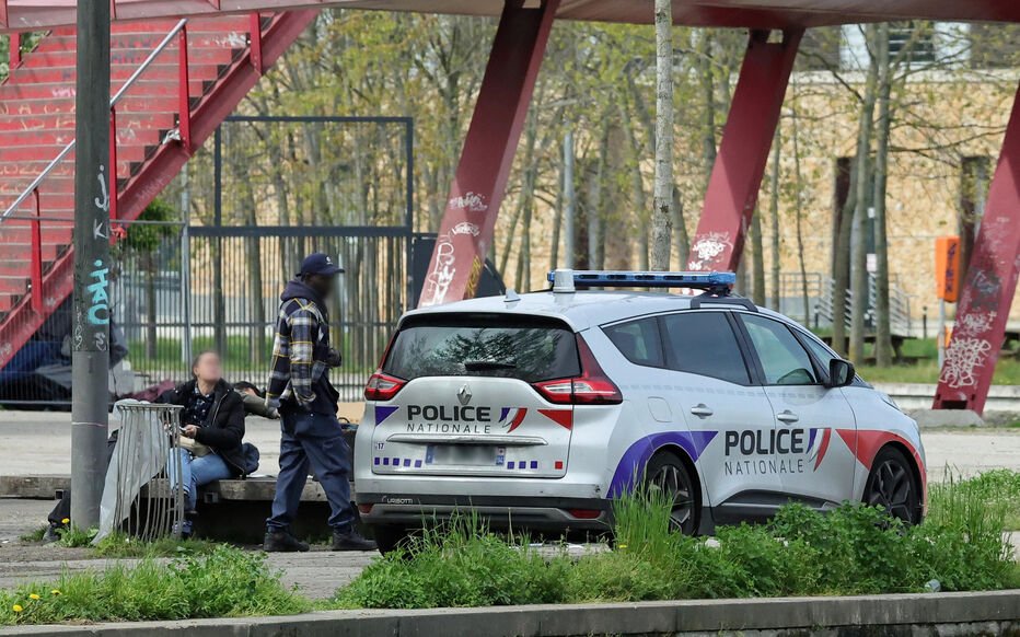 Francja: Paryż. Dwaj nielegalni imigranci oskarżeni o handel crackiem