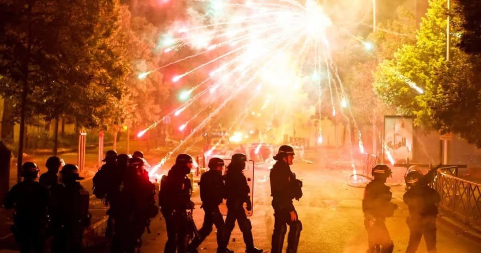 Francja: Paryż. Komisariat VIII dzielnicy w strajku włoskim