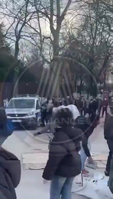 🇫🇷Francja: Paryż. Nielegalni handlarze z powrotem na Polach Marsowych, bronią swojego terytorium