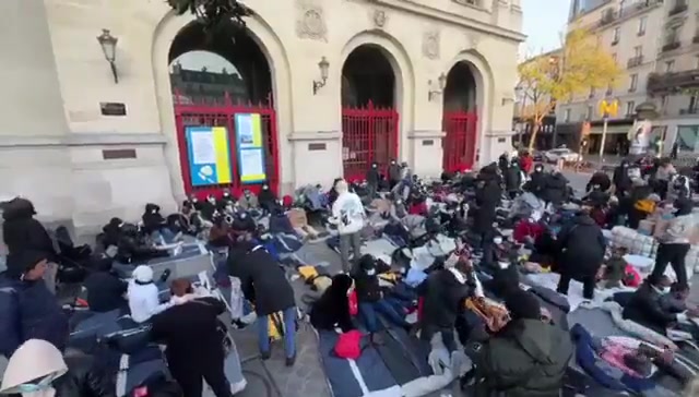 🇫🇷Francja: Paryż. Nielegalni imigranci eksmitowani z teatru koczują teraz przed merostwem XX dzielnicy