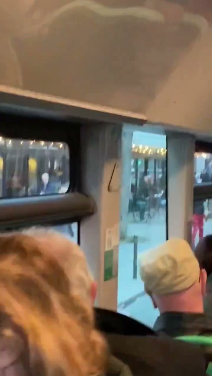 🇫🇷Francja: Paryż. Nożownik zaatakował pasażerów autobusu, policja postrzeliła go po szarży z nożem