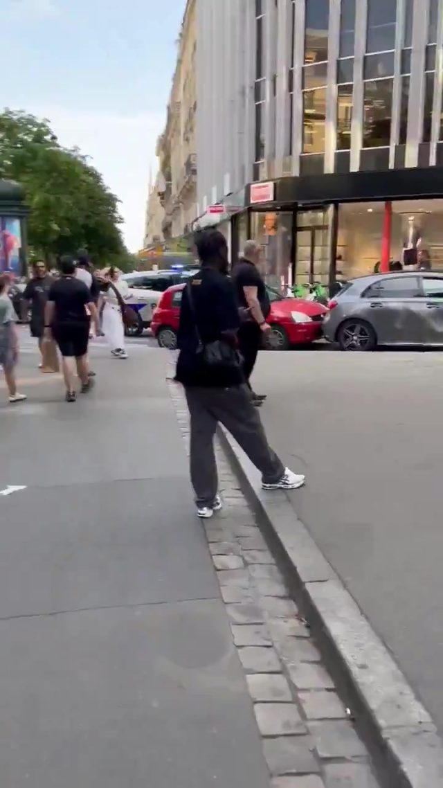 Francja: Paryż. Policja zastrzeliła nożownika na Polach Elizejskich