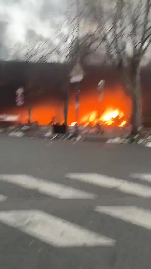 🇫🇷Francja: Paryż. Pożar w obozowisku migrantów pod obwodnicą przy Porte de Saint-Ouen