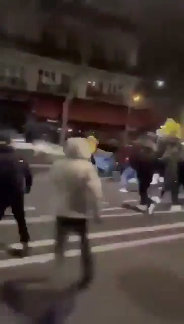 🇫🇷Francja: Paryż. Starcia podczas nielegalnej demonstracji Kurdów na placu Inwalidów