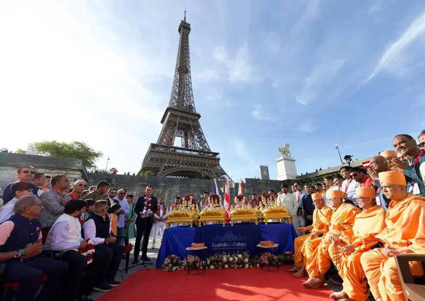 🇫🇷Francja: Paryż. Strajk na wieży Eiffla po odsunięciu pracownic podczas wizyty delegacji hinduistycznej