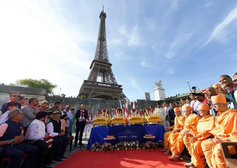 🇫🇷Francja: Paryż. Strajk na wieży Eiffla po odsunięciu pracownic podczas wizyty delegacji hinduistycznej