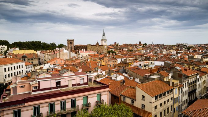 Francja: Perpignan. 15-latek zatrzymany za gwałt na ulicy, nagrywał telefonem