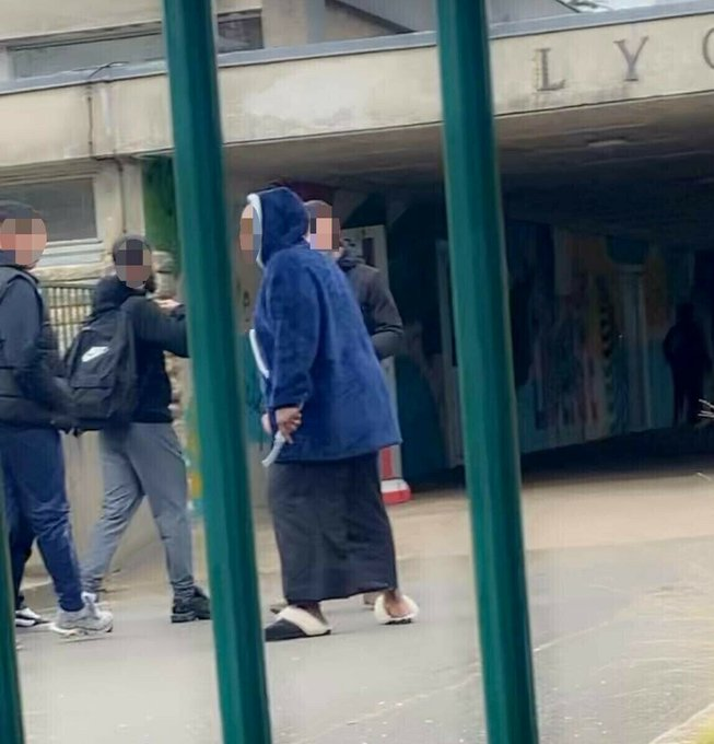 🇫🇷Francja: Poissy. Dwaj bracia i ich matka wtargnęli z nożem do liceum