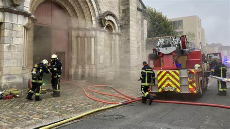 🇫🇷Francja: Poitiers. Podejrzenie podpalenia po pożarze zabytkowego kościoła