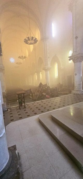 Francja: Poitiers. W kościele podpalono ławki i uszkodzono figurę Maryi