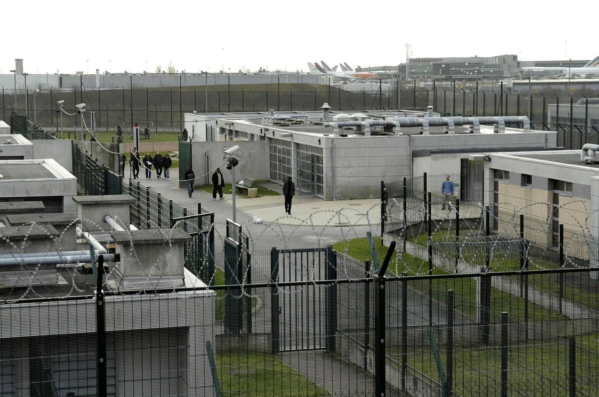 Francja: Ponad 60 procent zatrzymanych w ośrodkach deportacyjnych zwolniono bez wydalenia