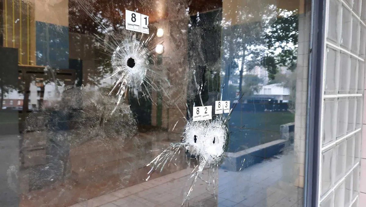 🇫🇷Francja: Rennes. Na Maurepas poranny ostrzał dwóch bloków wybił szyby, świadek widział nieletnich