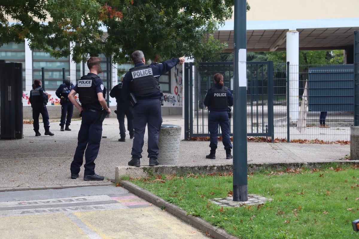 🇫🇷Francja: Rennes. Postrzelony mężczyzna chroni się w sklepie, pobliska szkoła zamknięta