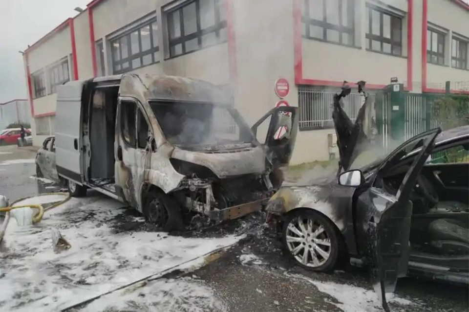 Francja: Rillieux-la-Pape. Uzbrojeni napastnicy obrabowali furgonetkę i spalili