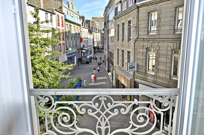 🇫🇷Francja: Saint-Brieuc. Algierczyk z nakazem opuszczenia kraju napastował śpiącą kobietę