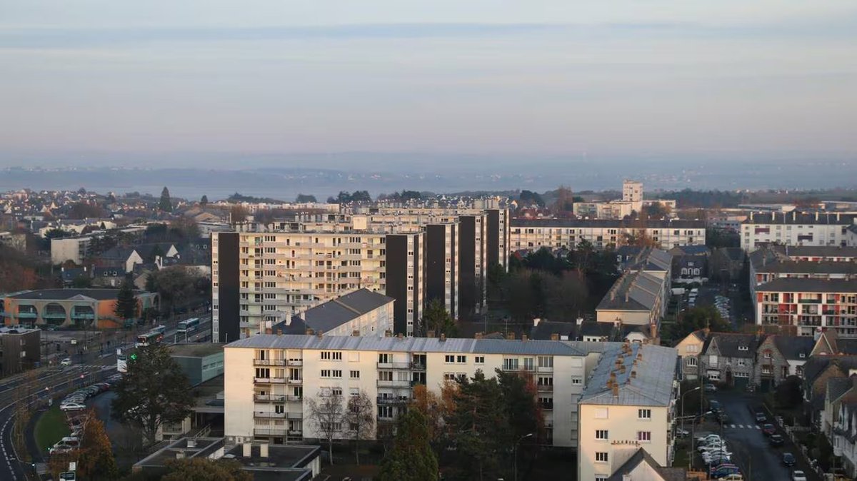 Francja: Saint-Brieuc. Skazany napastnik seksualny z windy nie stawił się na pro
