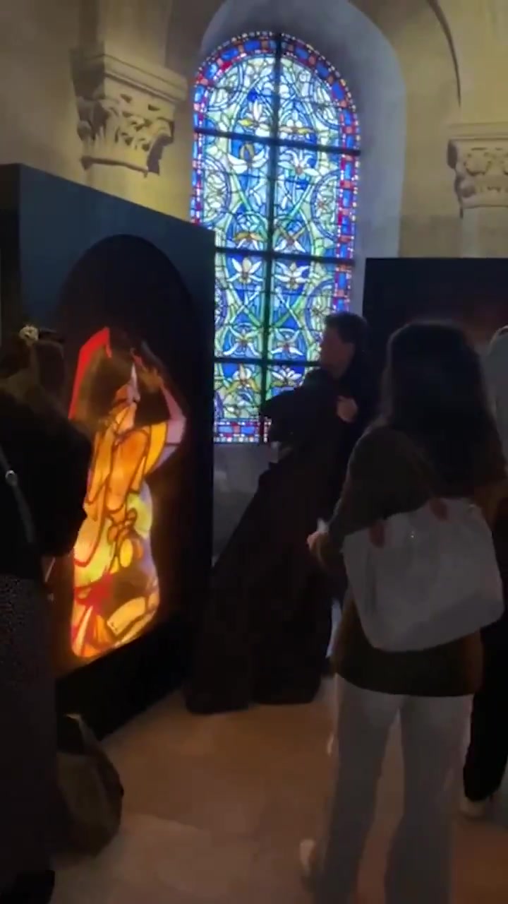 🇫🇷Francja: Saint-Denis. Aktywiści zakryli w bazylice zdjęcia kobiet w hidżabach, jeden zatrzymany