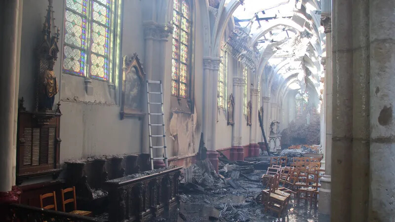 🇫🇷Francja: Saint-Omer. Fasada spalonego kościoła grozi zawaleniem