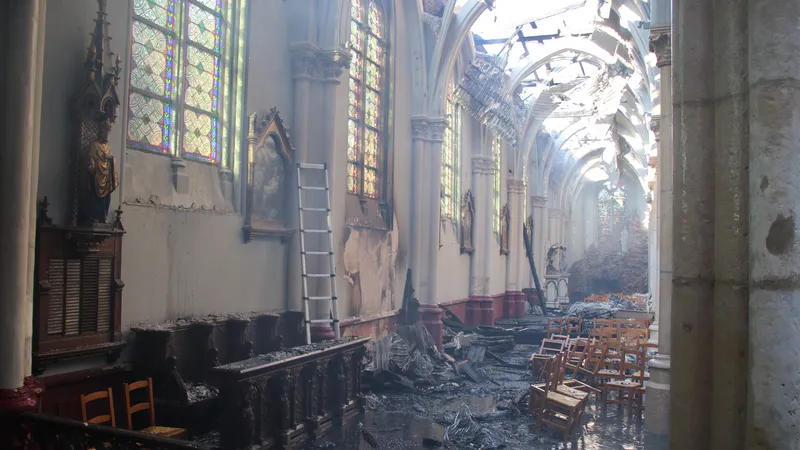 🇫🇷Francja: Saint-Omer. Fasada spalonego kościoła grozi zawaleniem