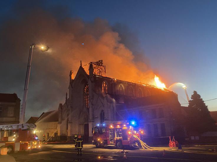 🇫🇷Francja: Saint-Omer. Nocny pożar zniszczył wieżę odrestaurowanego neogotyckiego kościoła