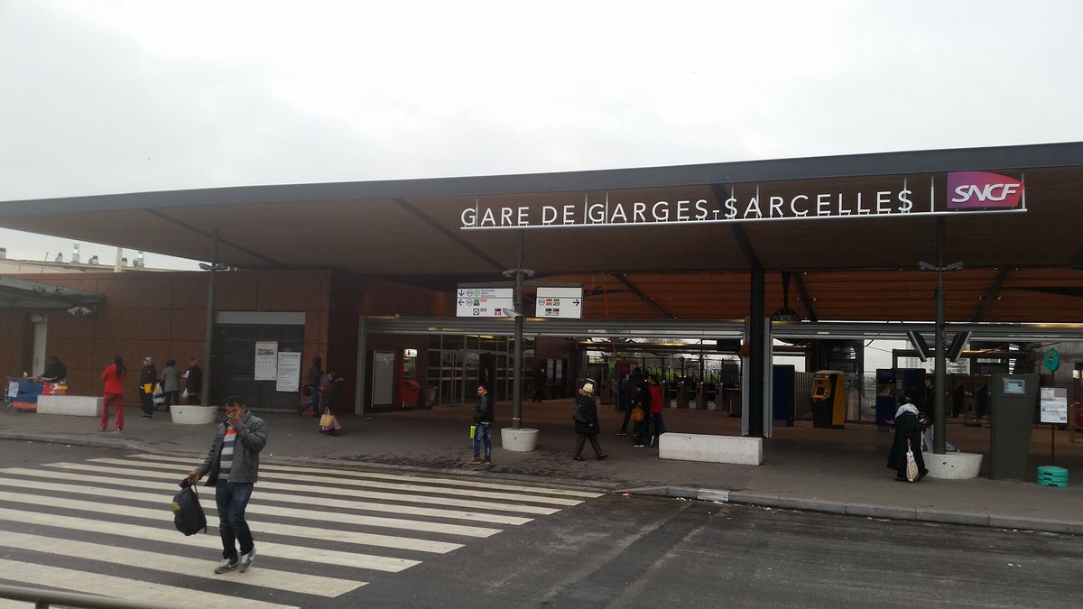Francja: Sarcelles. Mężczyzna zraniony maczetą w szyję, napastnicy w ucieczce