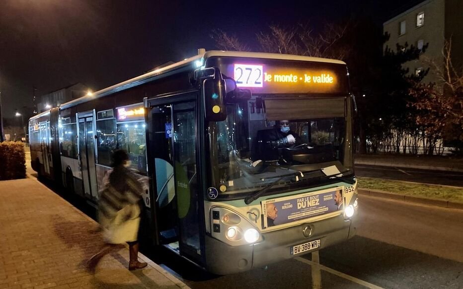 Francja: Sartrouville. Napastnicy kazali pasażerom opuścić autobus, po czym go podpalili