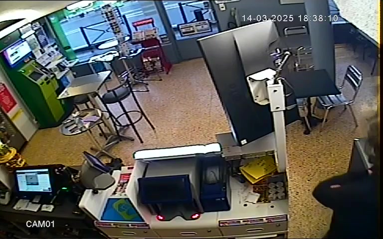 🇫🇷Francja: Savasse. Sklepikarz odparł zbrojny napad na sklep tytoniowy