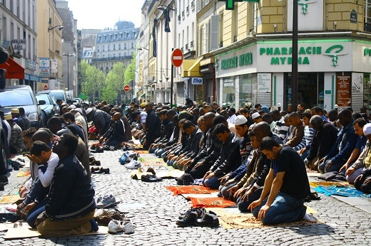 Francja. Sondaż Ifop: młodzi muzułmanie częściej stawiają islam ponad prawo