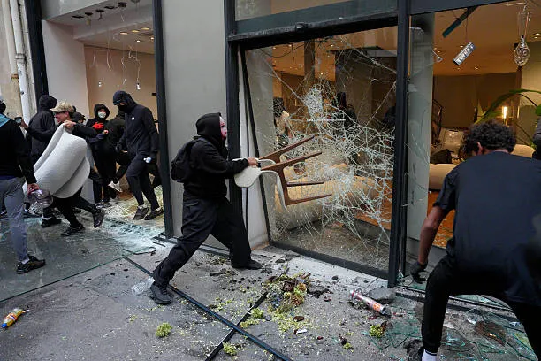 🇫🇷Francja. Szef AXA ostrzega przed kosztami kolejnych zamieszek