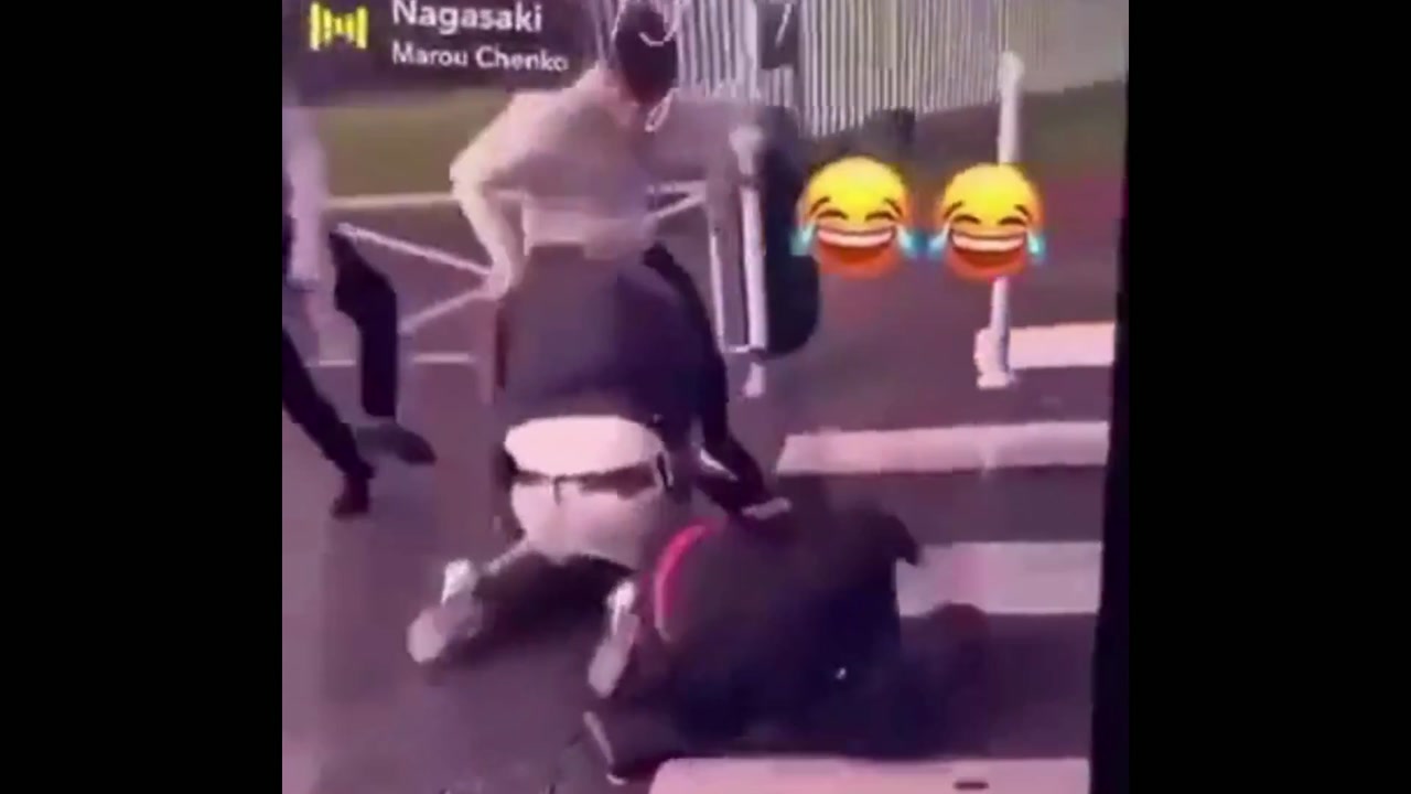 🇫🇷Francja: Tourcoing. Pięcioro nastolatków brutalnie pobiło policjanta