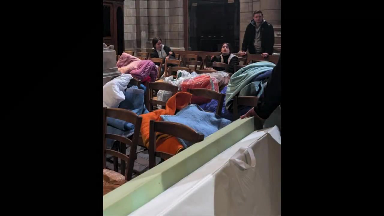 🇫🇷Francja: Tours. Kolektywy zajęły salę parafialną, by dać dach bezdomnym migrantom