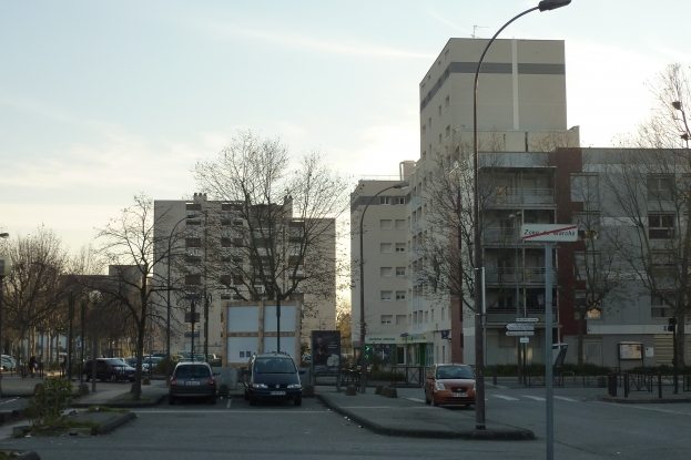 Francja: Valence. 21-latek pchnięty nożem na imigranckim blokowisku Fontbarlettes