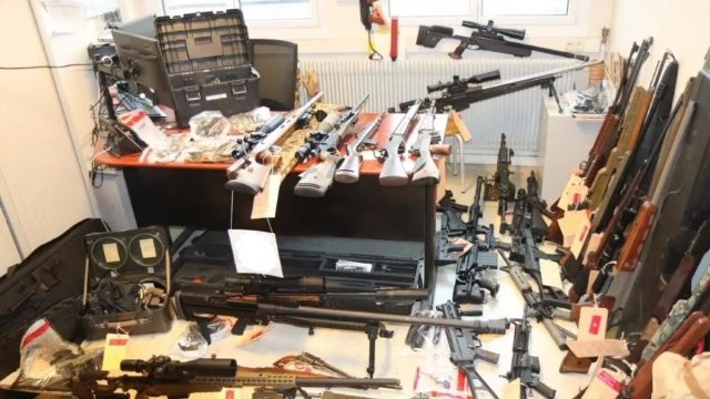 Francja: Valence. Policja znalazła u 40-latka kilkadziesiąt sztuk broni i narkot