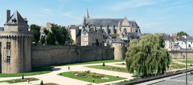 Francja: Vannes. Mężczyzna dźgnięty nożem w ogrodach Garenne, zatrzymano 17-letn