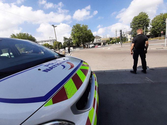 Francja: Vaulx-en-Velin. Mężczyzna z kataną zatrzymany po okrzyku Allah Akbar