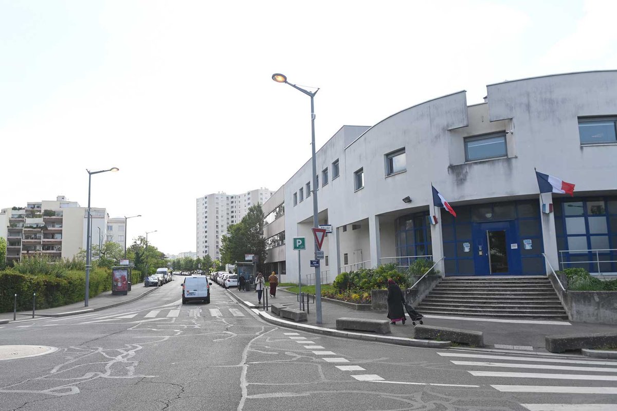 🇫🇷Francja: Vaulx-en-Velin. Postrzelony mężczyzna schronił się na komisariacie