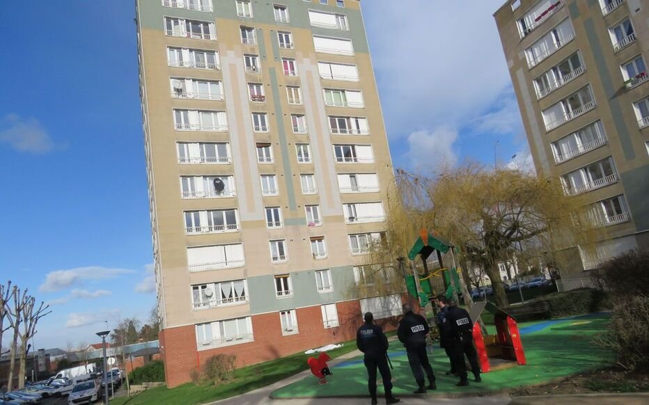 Francja: Vigneux-sur-Seine. Zasadzka na kupca motocykla, napastnik otworzył ogień